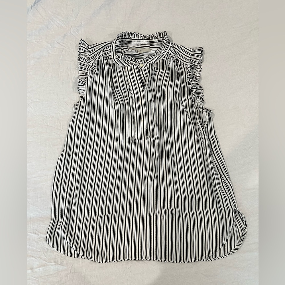 LOFT dark grey and white tank top shell. Ruffles on sleeves and collar. Size M